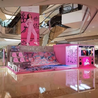 The Charming Colors Of The Window Display Design